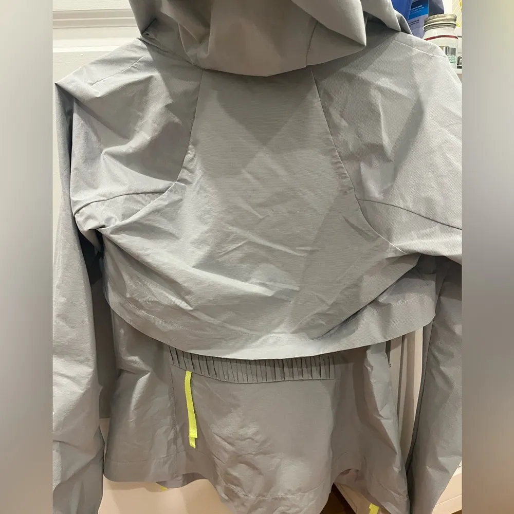 Lululemon Athletica Gray Lightweight Jacket - Image 4