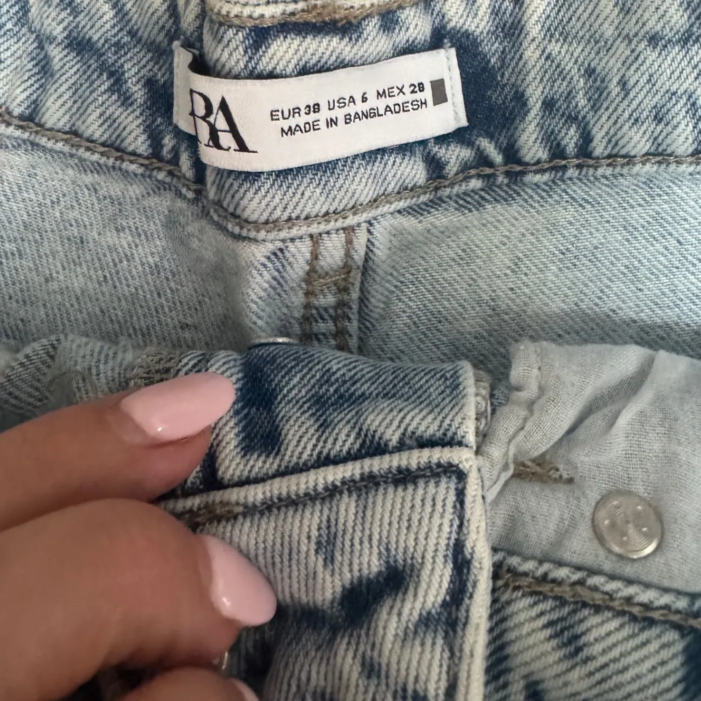 Zara Denim Shorts Women's Size 6 Highrise Light Wash Button Fly - Image 3