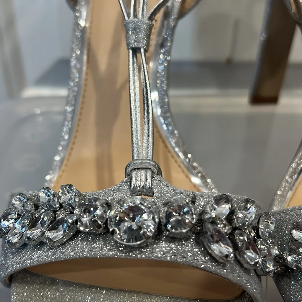 Jewel Badgley Mischka Women’s Peaches Crystal Adorned Silver Glitter Heels, Sz 8 - Image 5