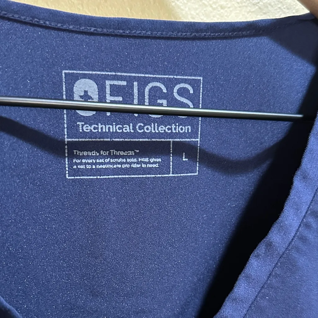 FIGS size large Casma Three-Pocket Scrub Top | technical collection - Image 3