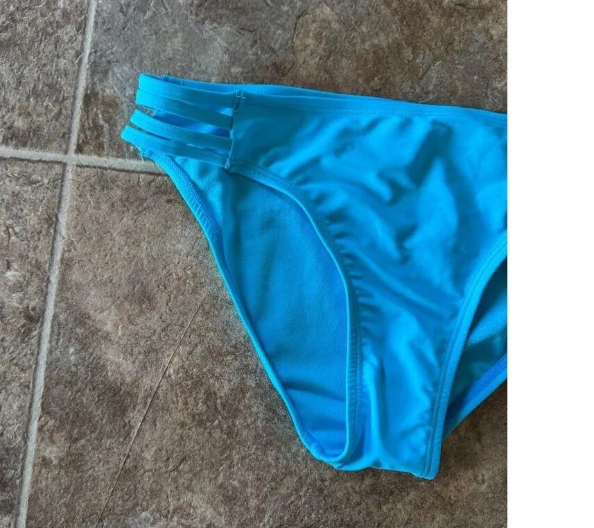 Salt & Cove Salt Strappy-Side Hipster Bikini Bottom
Size Small Aqua - Image 4