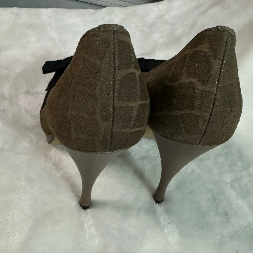 Brown heels with animal print texture and an elegant black bow on the front. - Image 6