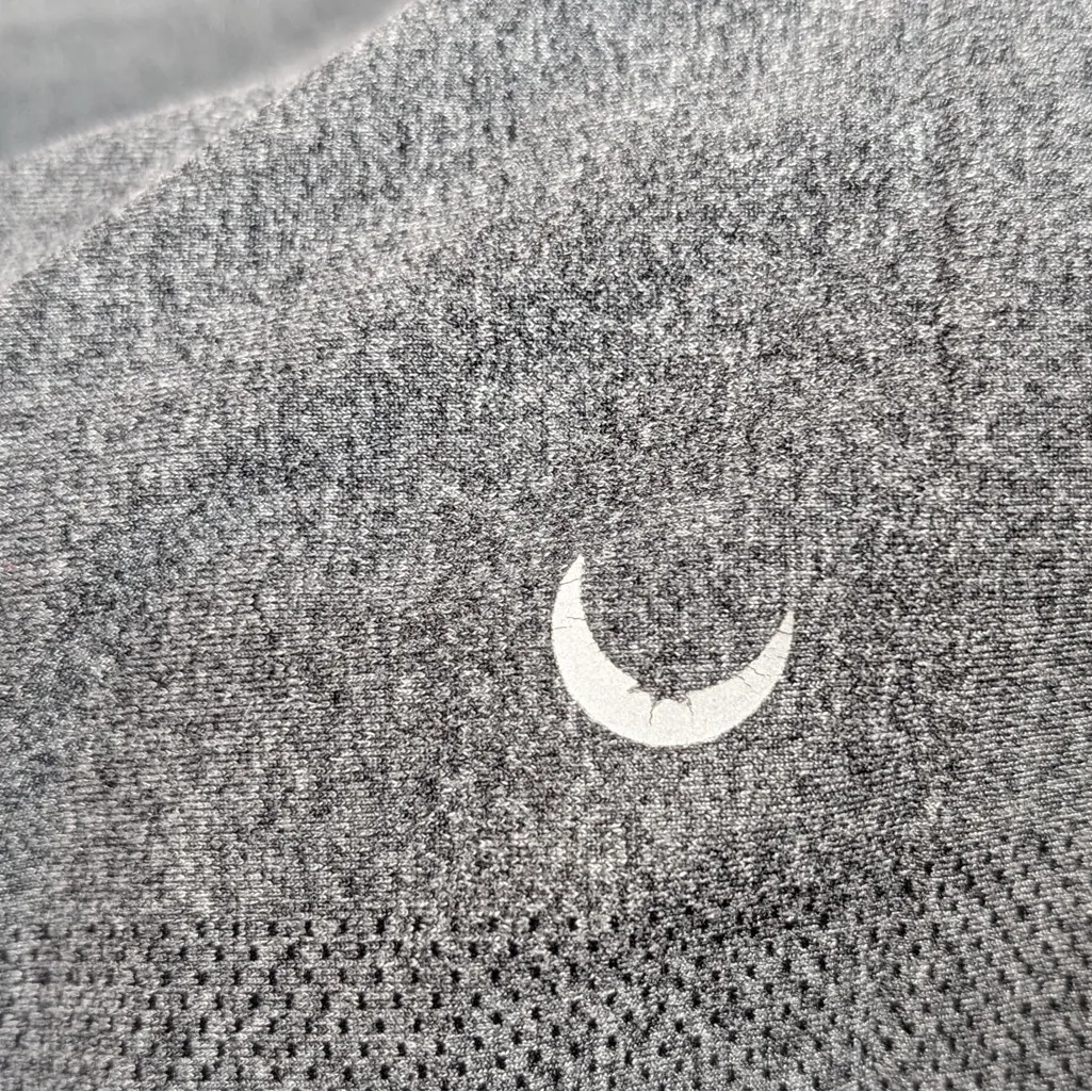 Zyia Active Woman’s Performance Long Sleeve Gray Thumbhole Tee Size Large - Image 5