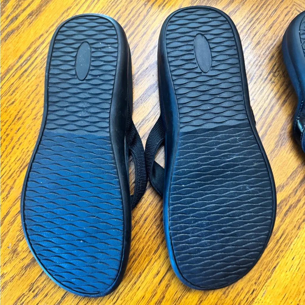 2 pairs of black sandals Vionic Tide II Flip Flop and no brand flip flop size 8 - Image 4