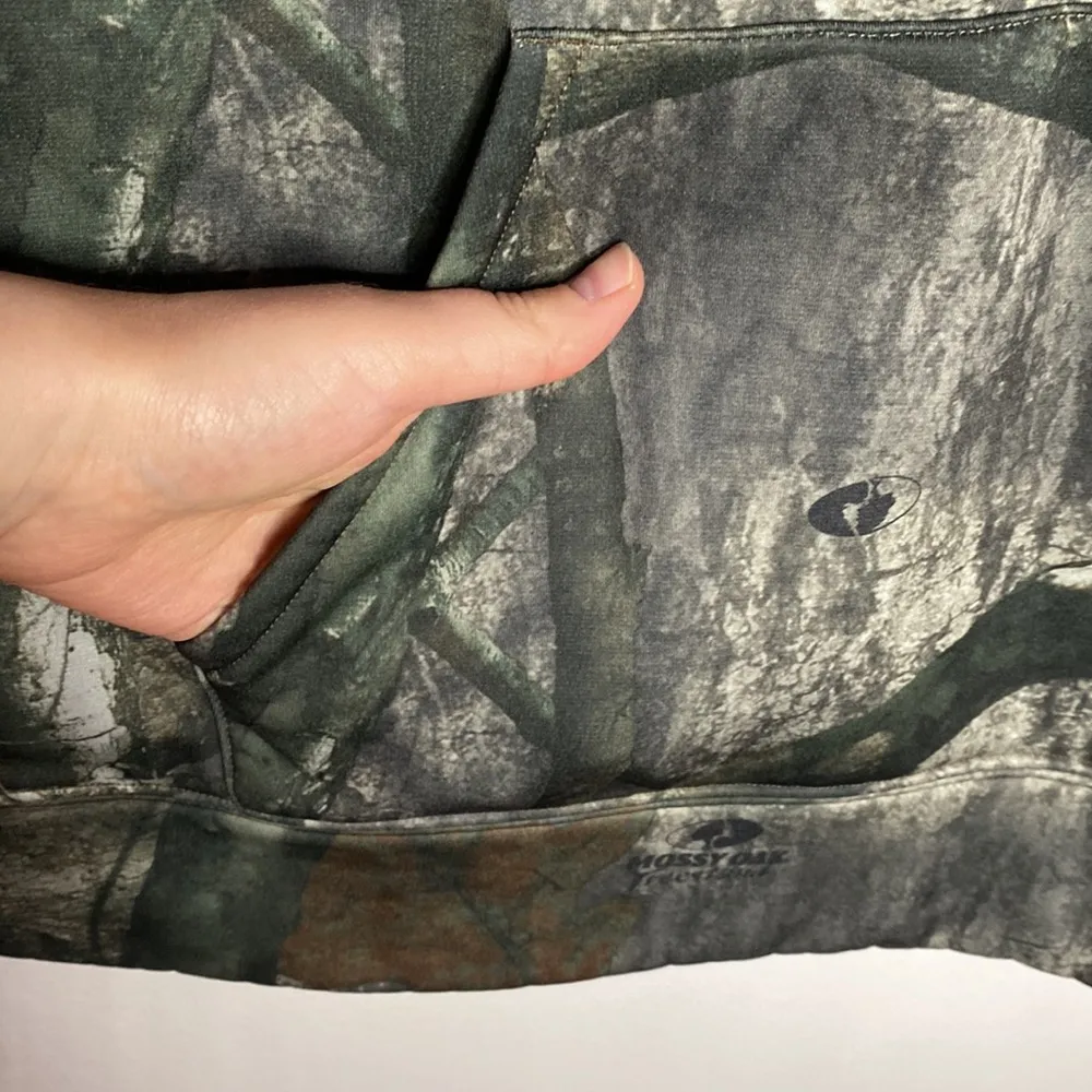 Under Armour Mossy Oak Treestand camo print hoodie with big pink logo size L - Image 8