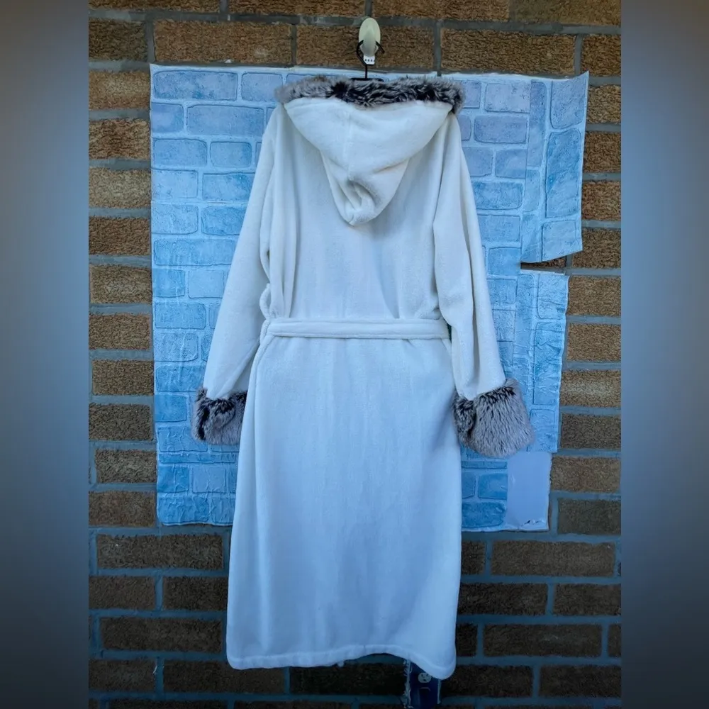 Pottery Barn White Faux Fur Trim robe size medium - Image 7
