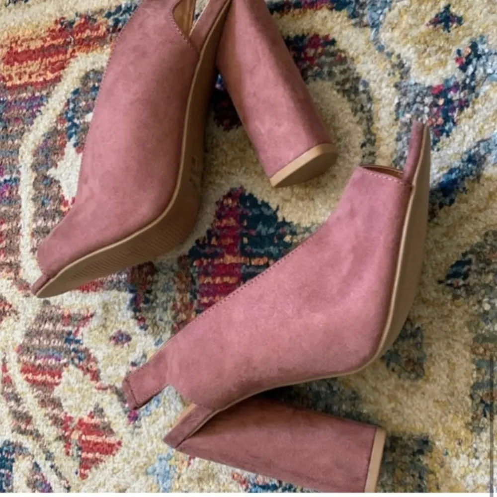 |•Peep toe High heel• Faux Suede • Mauve•| Size 6 - Image 4