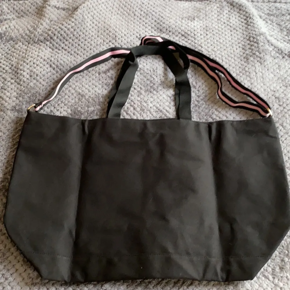 Women's Victoria Secret LOVE Stripe Black Pink Beach Weekend Zipper Tote Bag NWT - Image 3