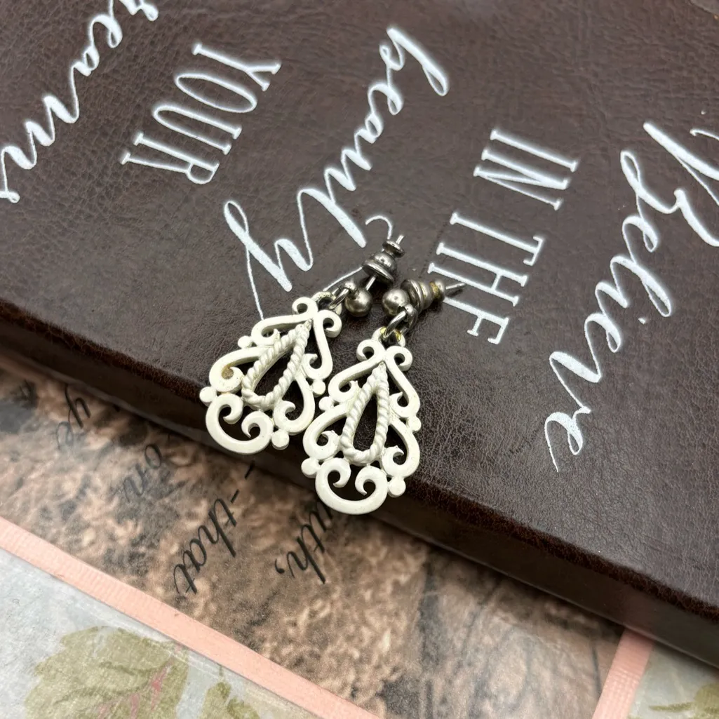 Vintage Filigree Scroll Earrings Ivory Cream Drop Boho Festival White - Image 3
