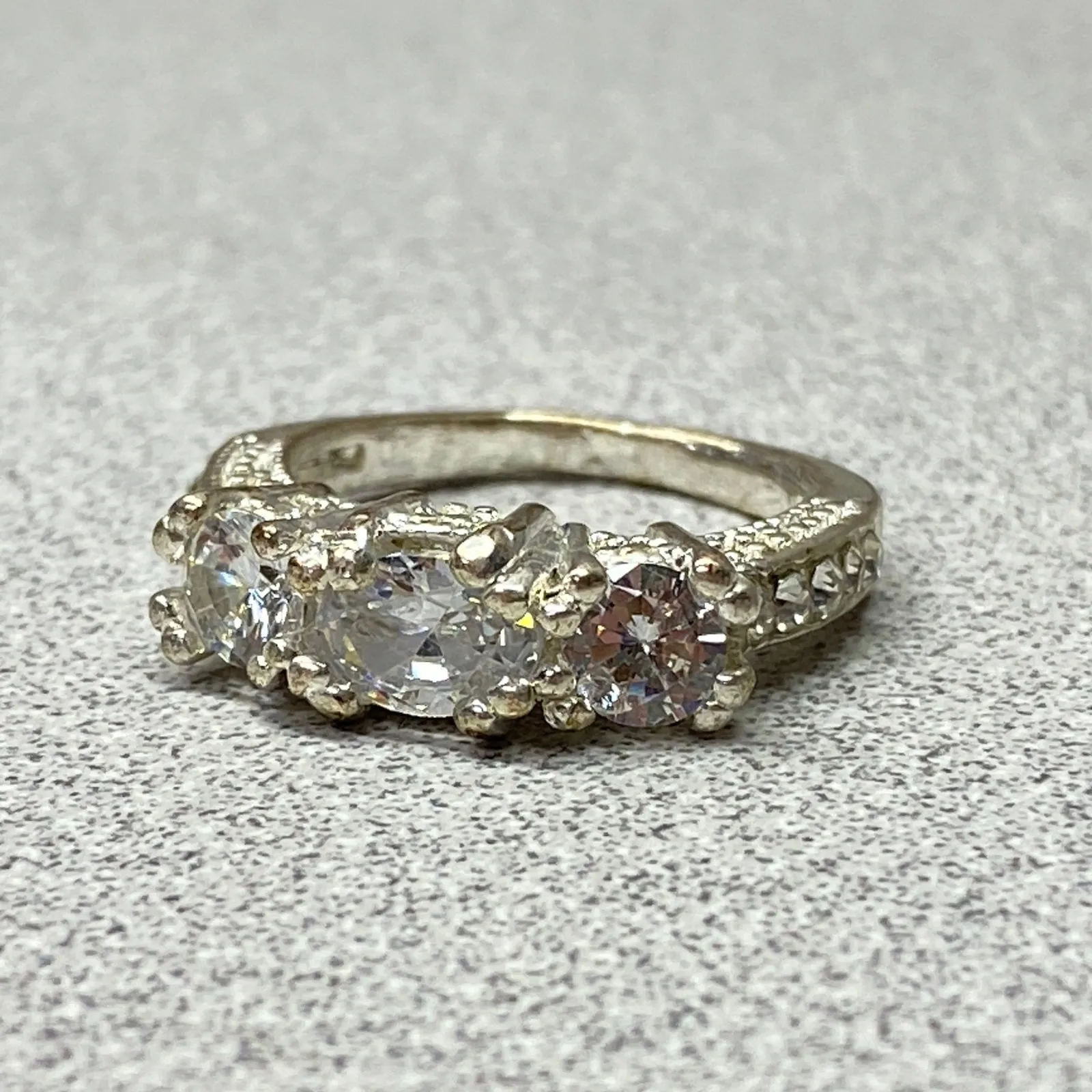 Brillant Three Stone Oval & Round Cut CZ Engagement Ring Silver Tone Band Sz 6.5 - Image 9