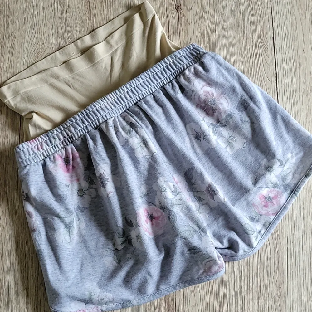 a glow A. Glow belly panel floral shorts size medium - Image 8