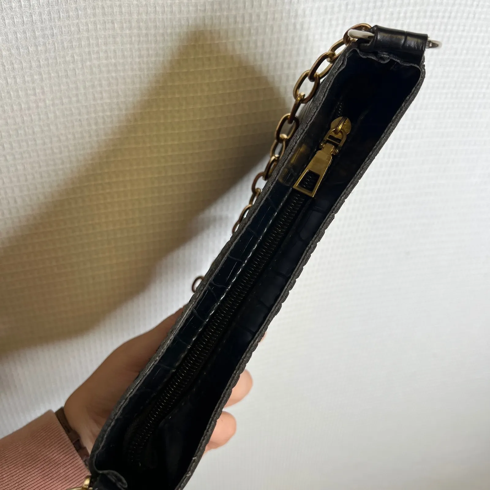 Y2K Black Crocodile Embossed Short Shoulder Bag with Gold Chain Strap - Image 5