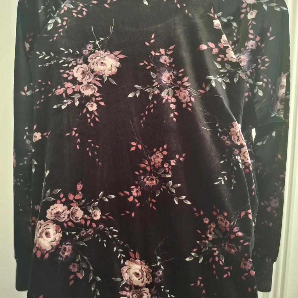 Torrid Sz 1 Black Floral Sweatshirt - Image 9
