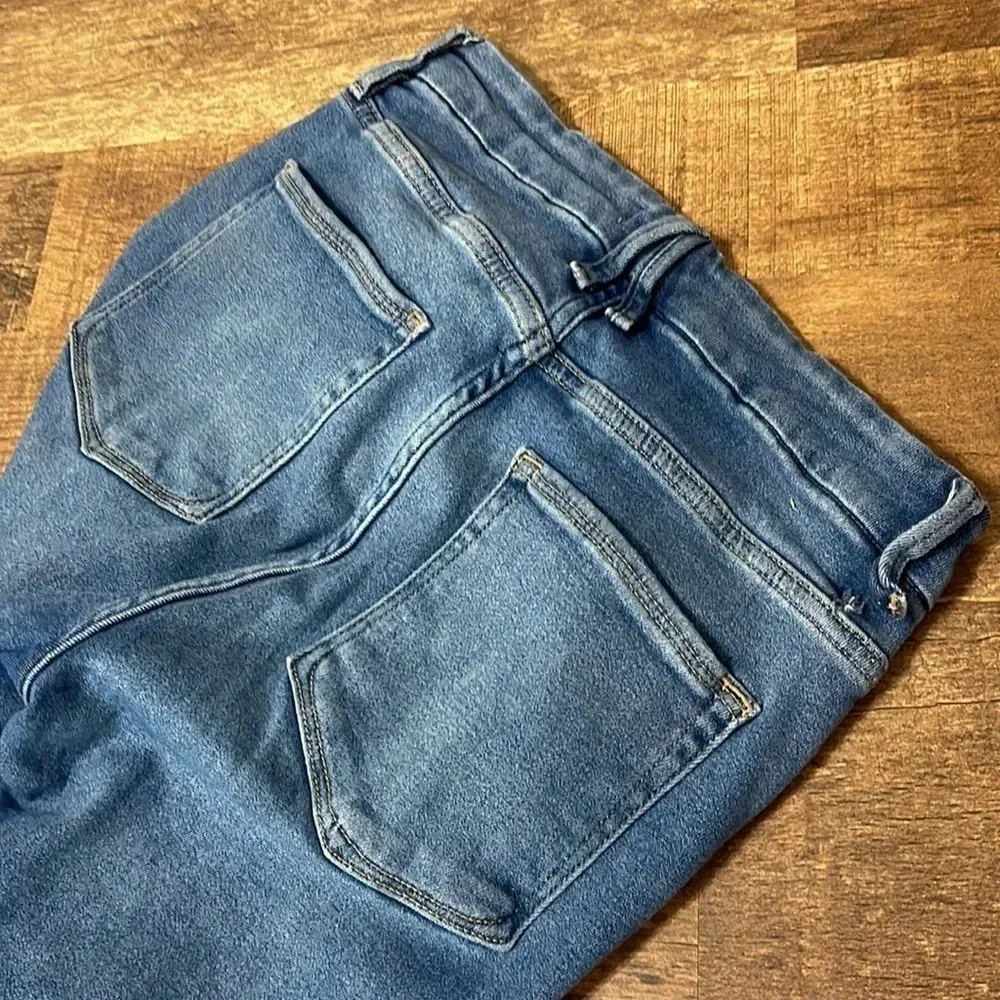 Good American Jeans mid wash denim frayed ends high rise skinny - Image 5