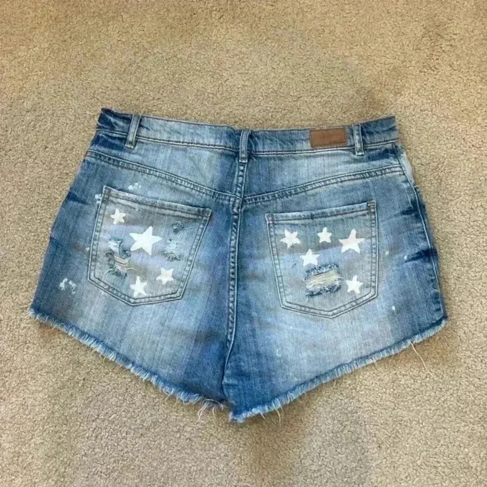 Garage high rise denim shorts in size 9 - Image 2