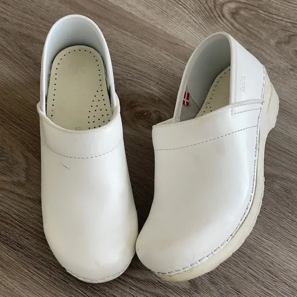 Sanita Clogs Size 7/7.5 White - Image 2