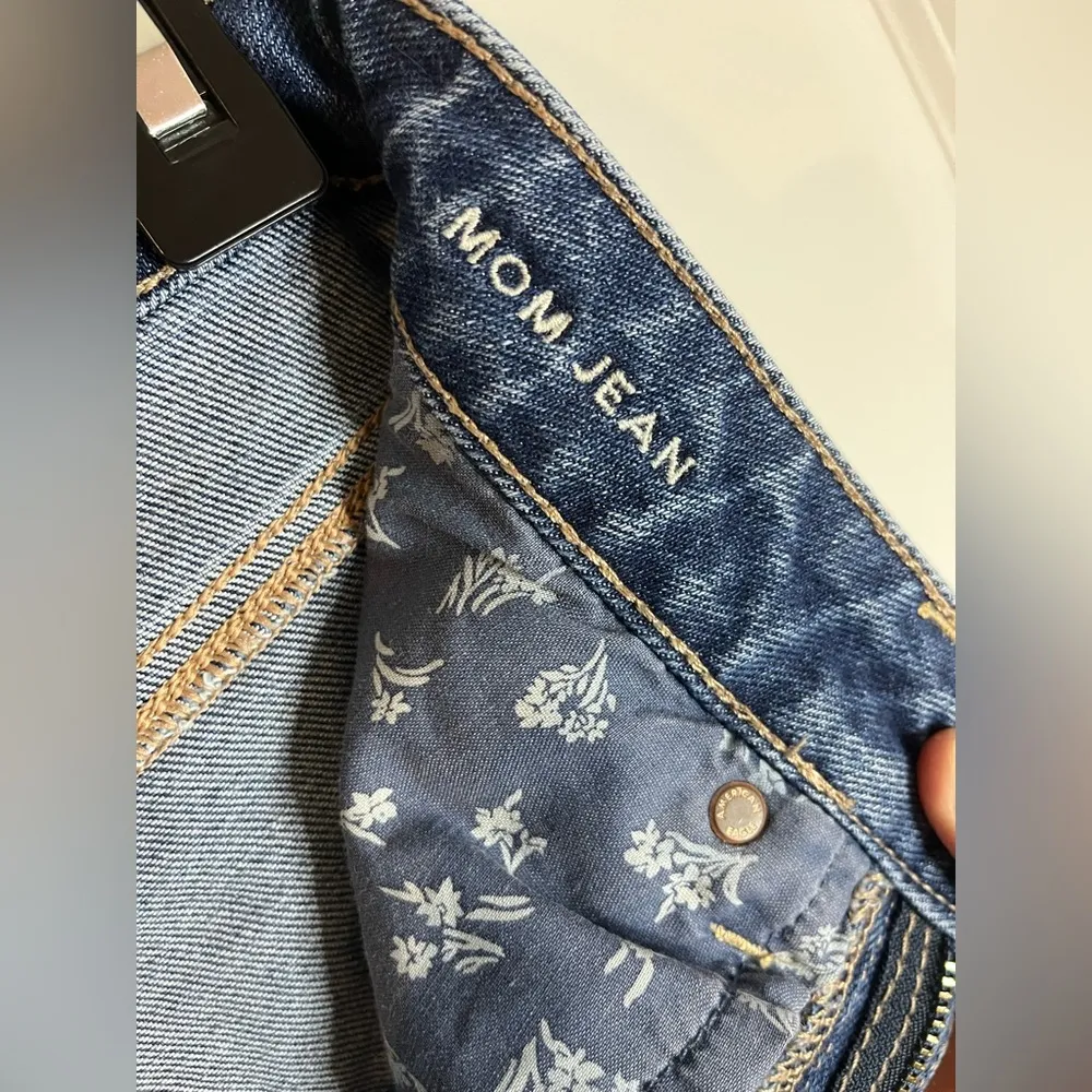 American Eagle Sz 6 Denim Stretch Mom-Jean Style Cotton Hole Distressed Jeans - Image 12