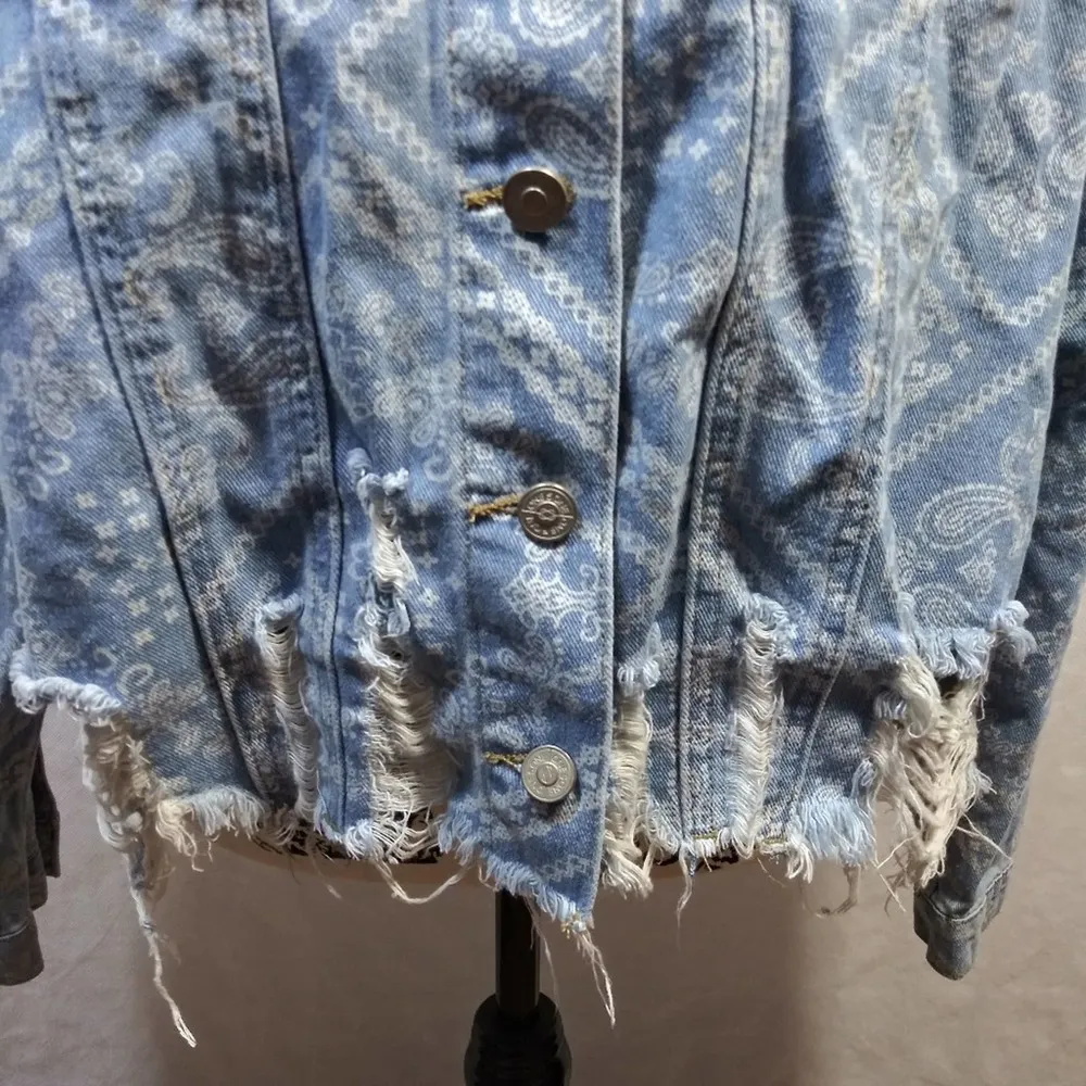 ONE5ONE Denim Paisley Heavily Distressed Ripped Jean Jacket Size 2X NWT - Image 4