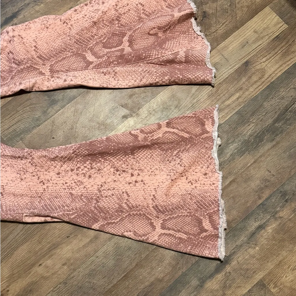 Peach Love California Pink Snake Print Flare Jeans size Small 4-6 32 inseam - Image 2