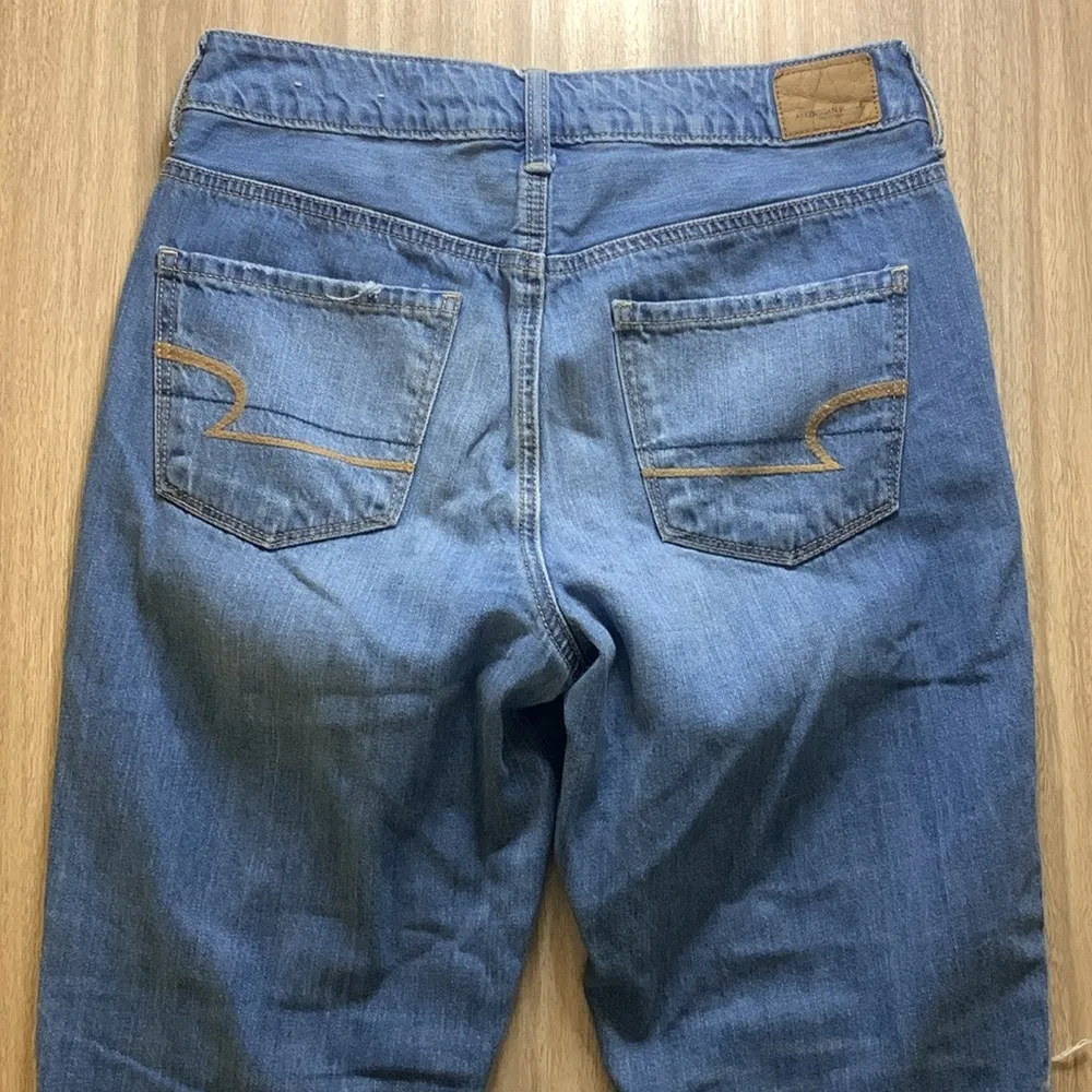 American Eagle High Rise Tomgirl Distressed Jeans! Size 4LONG - Image 4