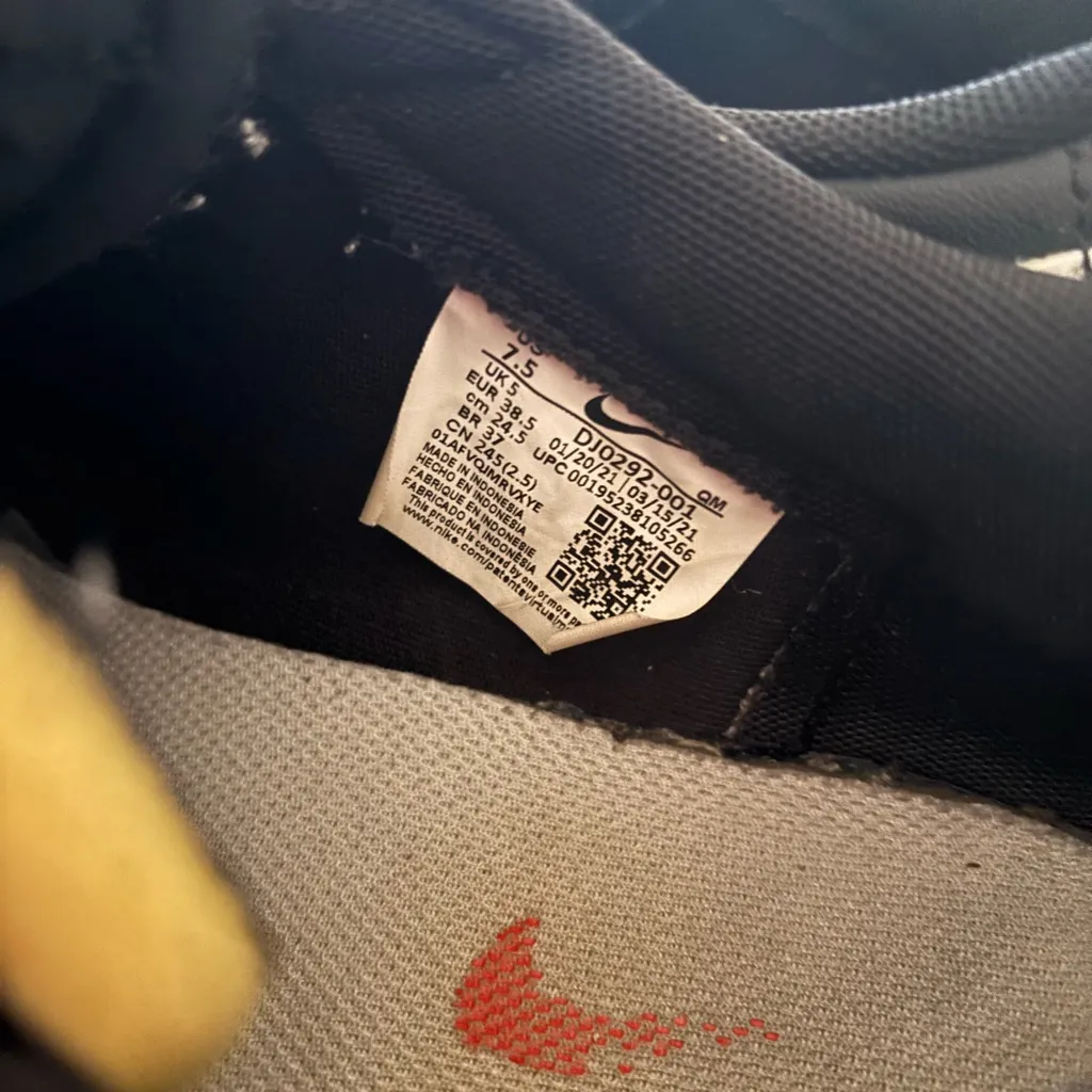 Nike low top leather sneakers - Image 6