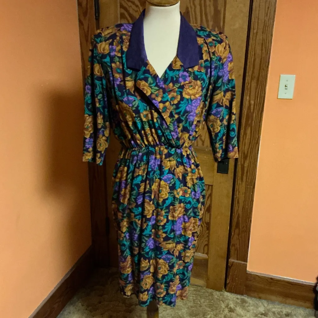Vintage 1980s Tareti Petites by Howard Levi Floral Dress Purple Gold Botanical Size 8P - Image 4