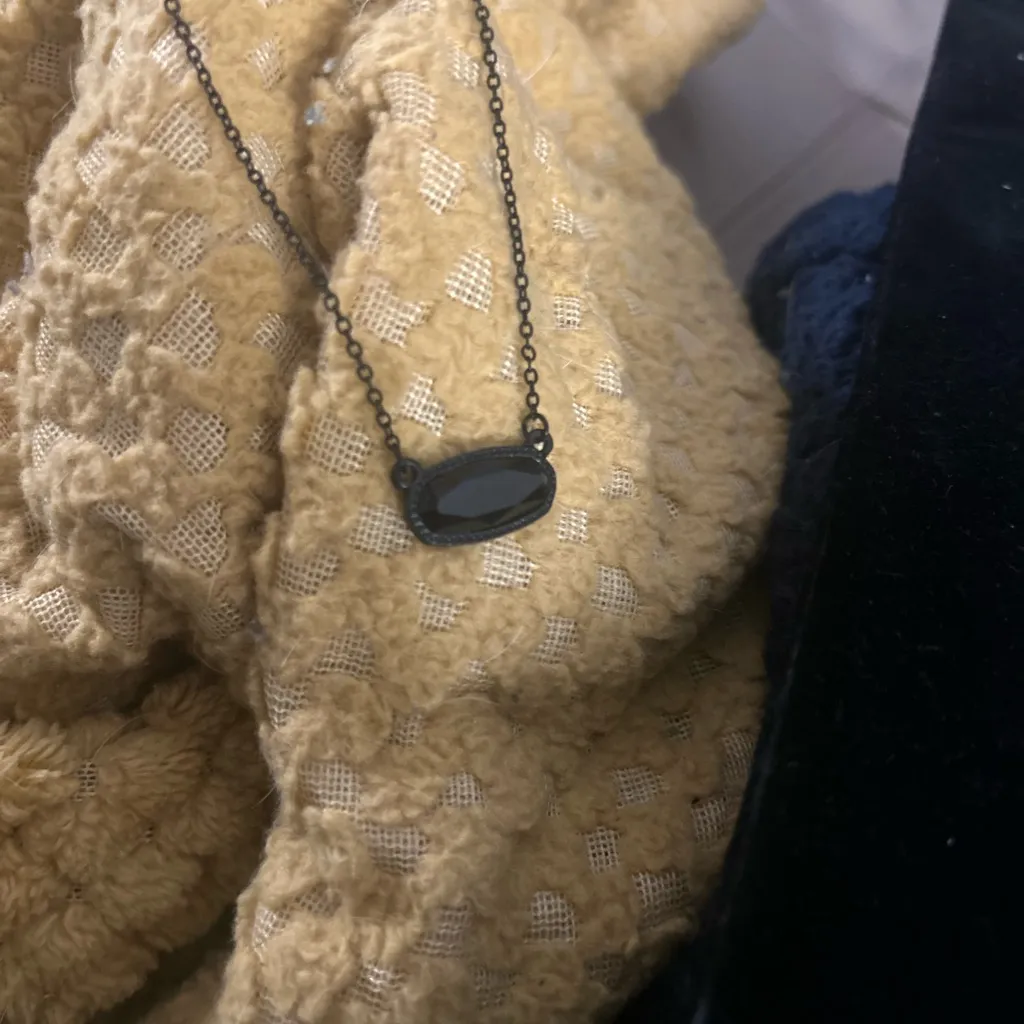 Elegant Black Pendant Necklace - Image 4