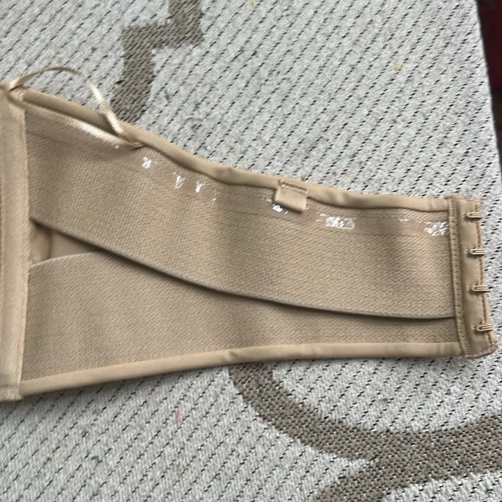 Lilyette by Bali Tailored Strapless Minimizer Bra
#LY0939, Bandeau Bra size 40D - Image 10