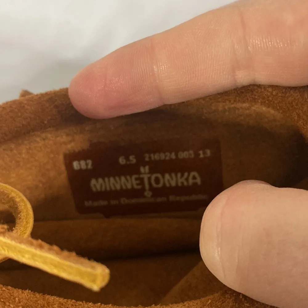 New Minnetonka Classic Fringe Hardsole Moccasin Boot in brown size 6.5 - Image 6