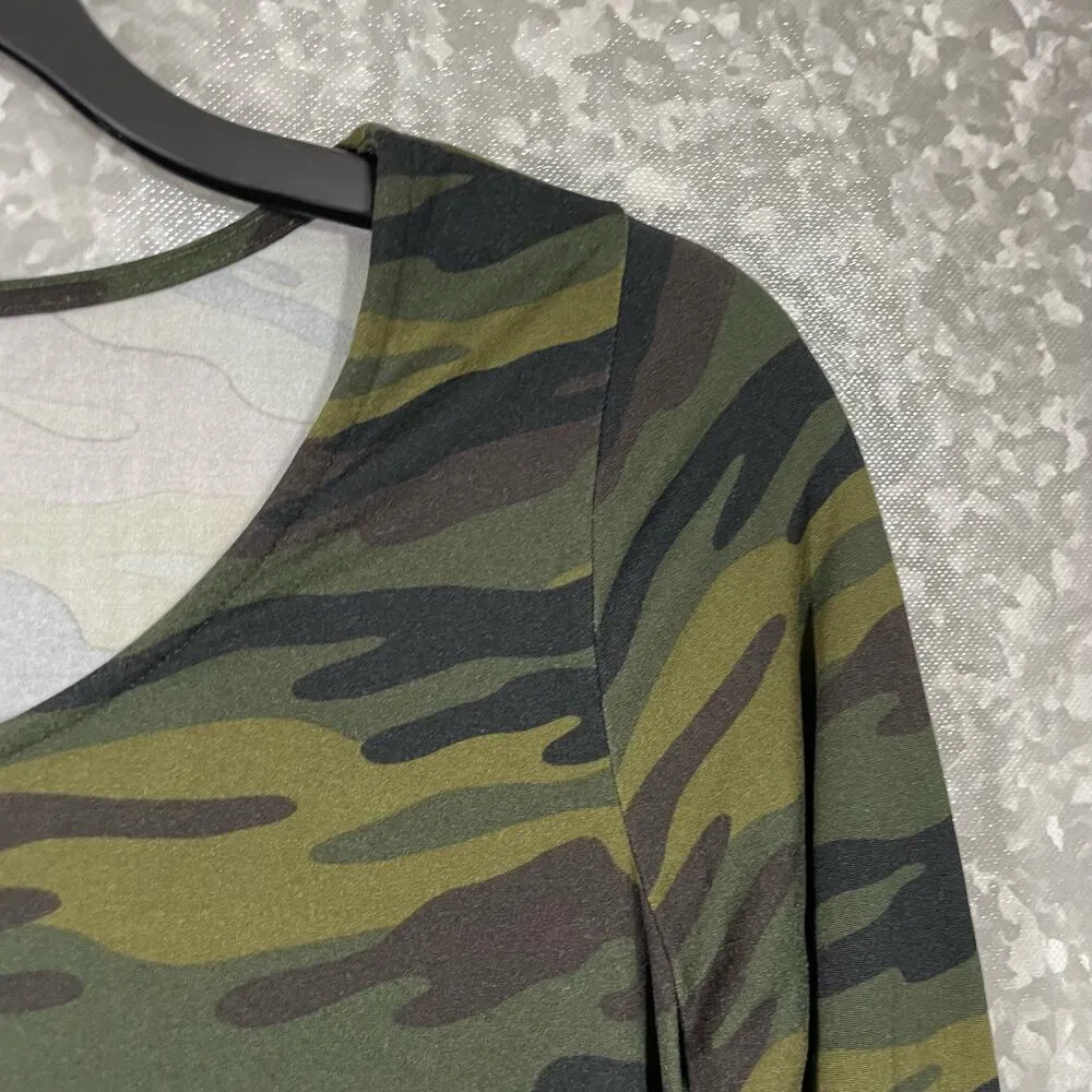 Agnes & Dora Women's Green Camo Long Sleeve High Low Top - Size Small - Casual - Image 2