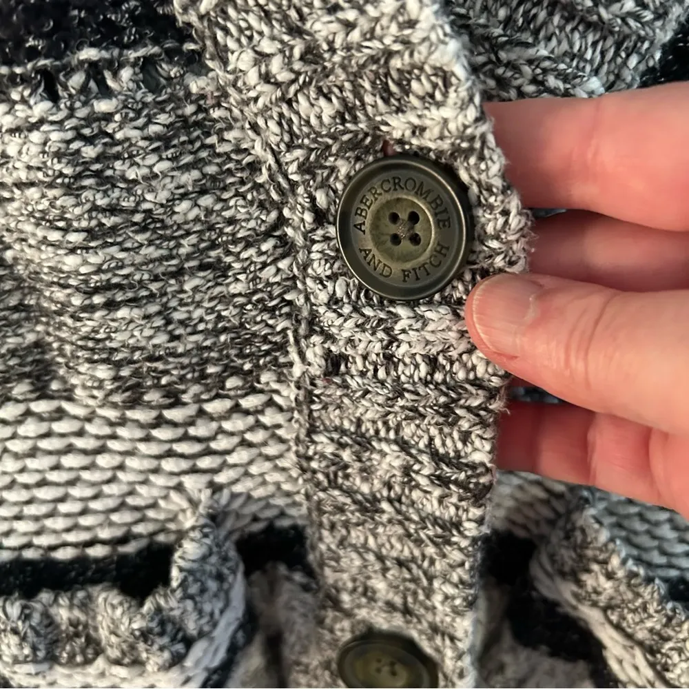 Abercrombie & Fitch Three Button Pocket Cardigan. Size Small. - Image 3