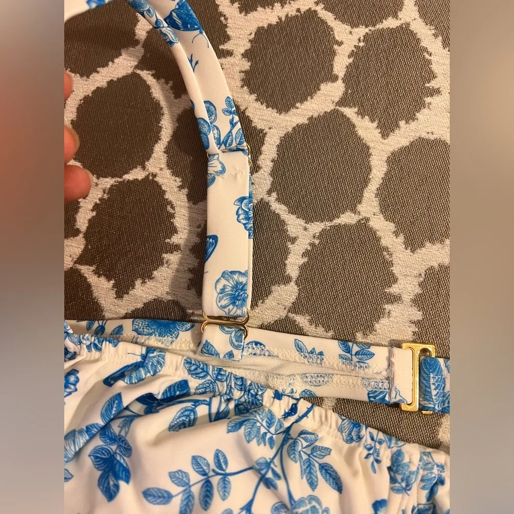 Blue White Floral Bikini Top plus SZ 16
Colorful floral beach summer pool - Image 11