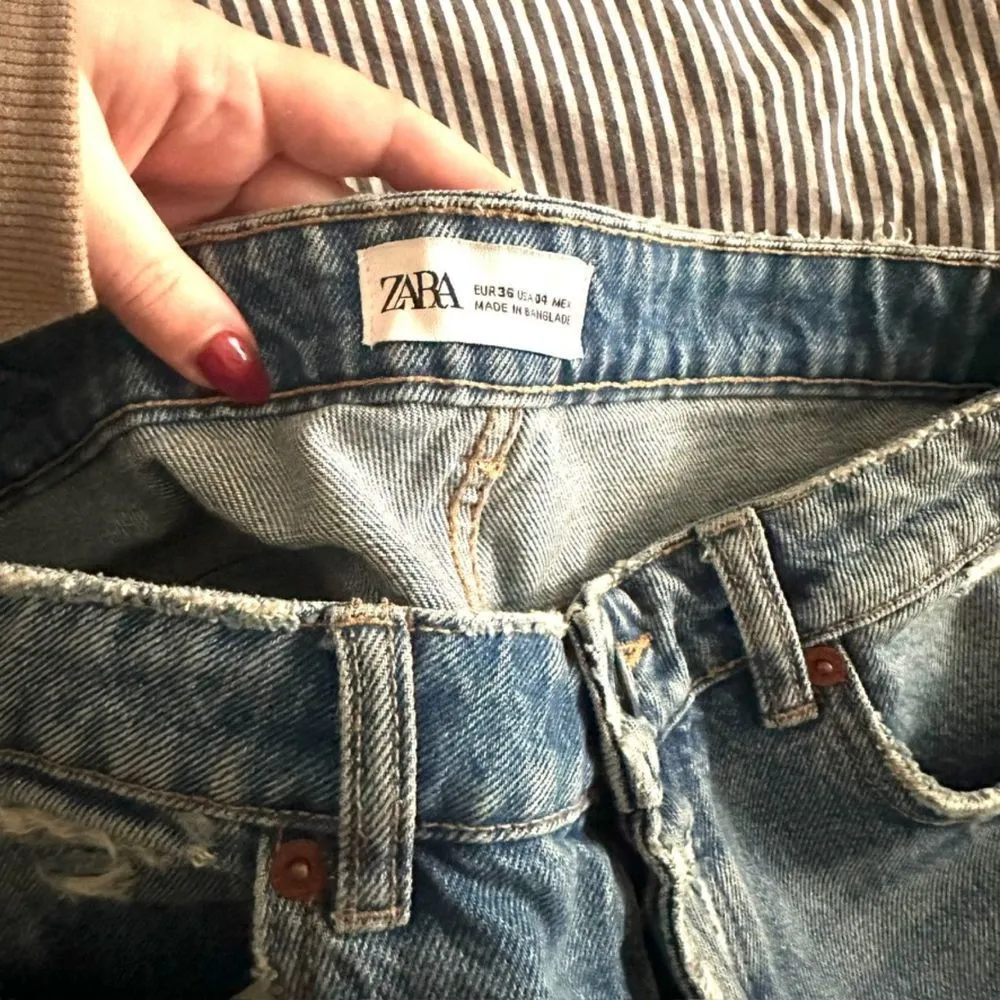 ZARA Distressed Denim‎ Mini Shorts Sz 4 - Image 4
