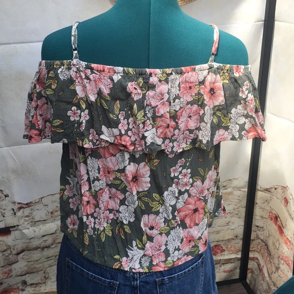 Billabong Off-The-Shoulder Cold Shoulder Ruffle Neckline Floral Print Top - Image 5