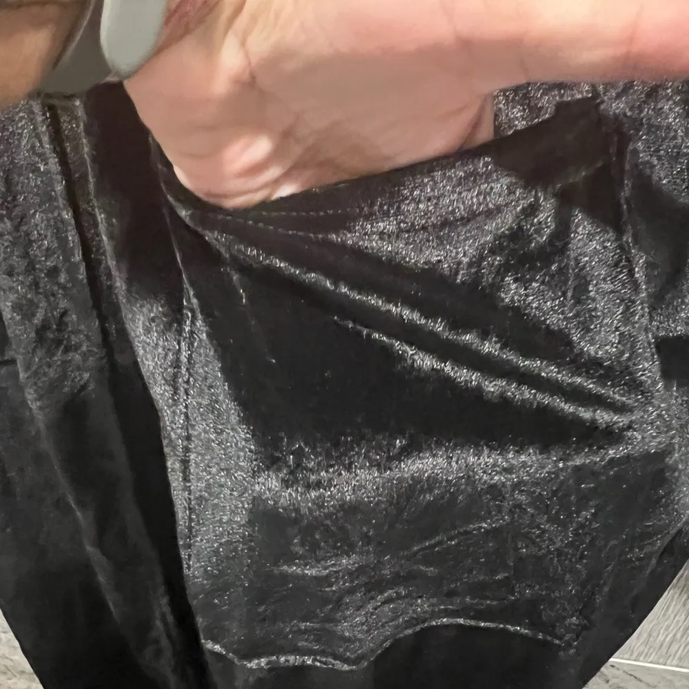 Elegant Black Velvet Luxe Women's Robe Size 2XL - Image 3