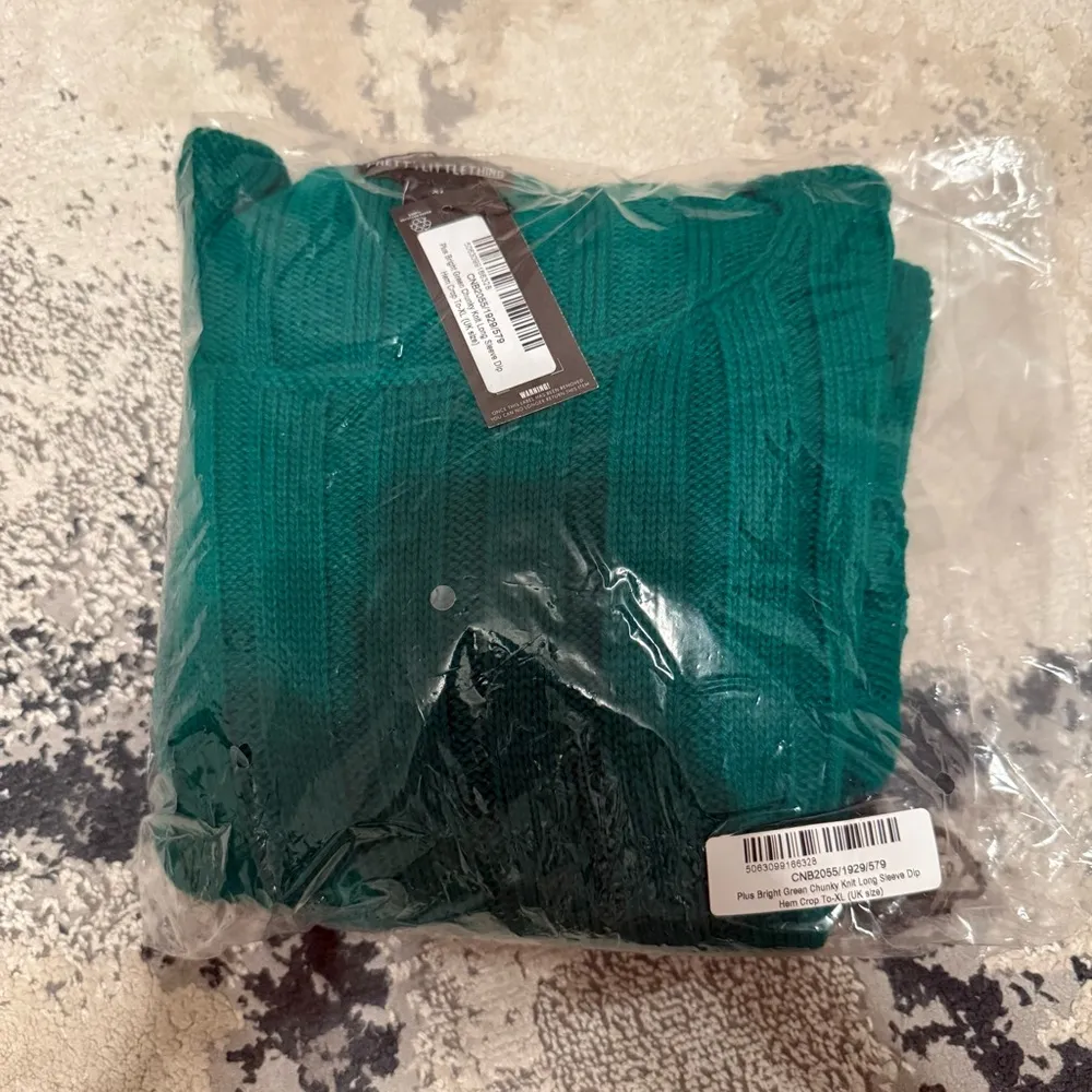 NWT Pretty Little Thing Bright Green Chunky Knit Long Sleeve Dip Hem Crop Top XL - Image 4