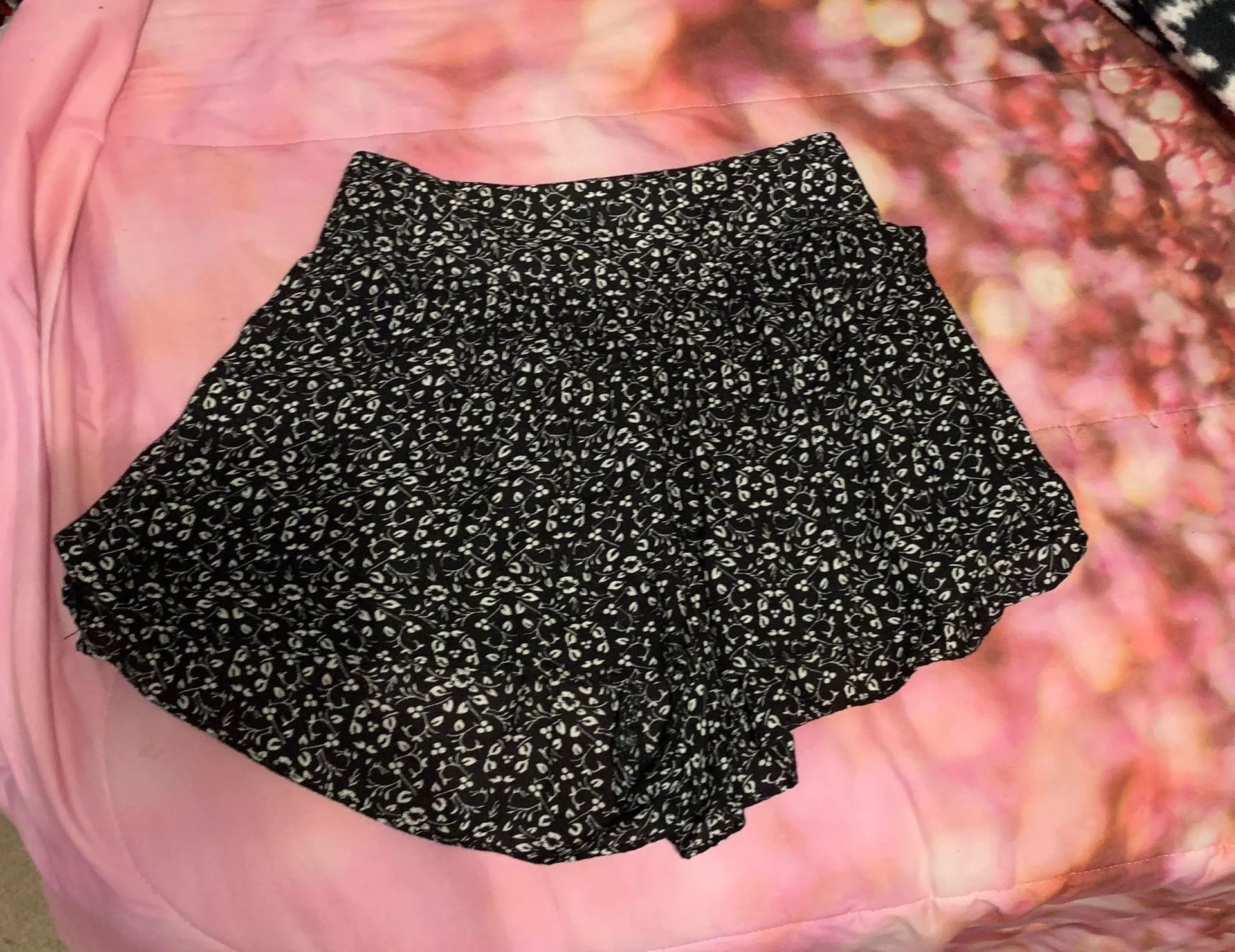 American Eagle Flowy Party High Waisted Shorts - Image 9