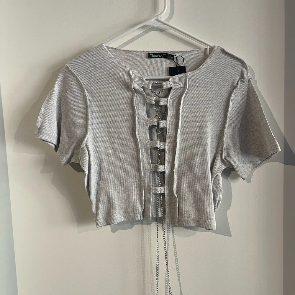 Boohoo 🆕  Chain Lace Up Crop Top - Image 3