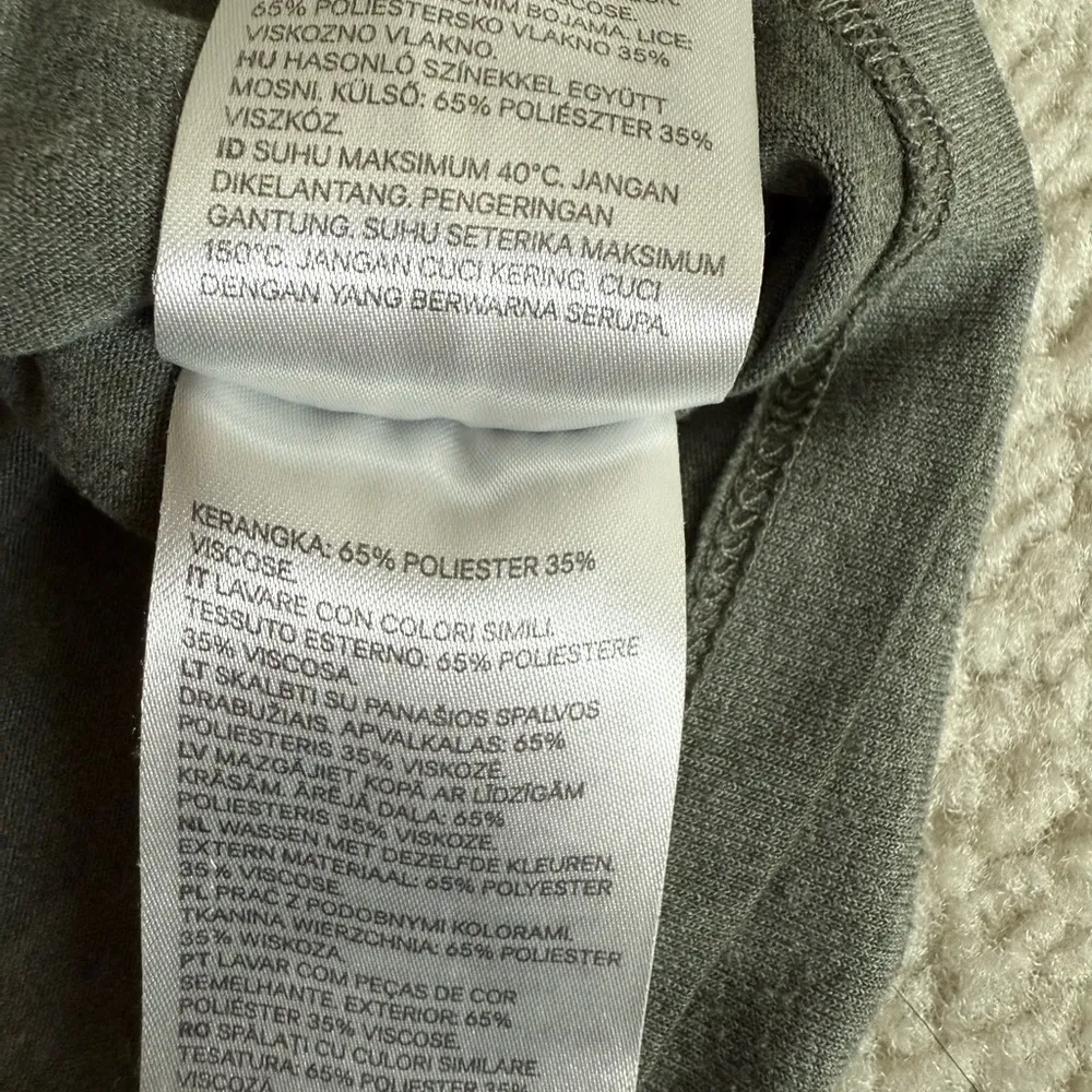 Vintage H&M Divided Basic Green Cropped Boxy Pocket Tshirt in M - Image 6