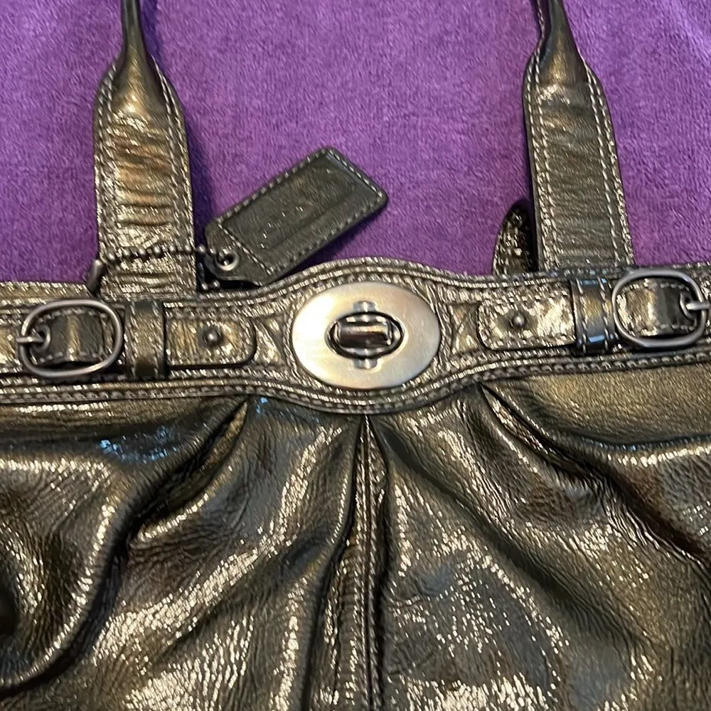 Authentic COACH fun shiny green roomy handbag with lavender lining EUC - Image 8