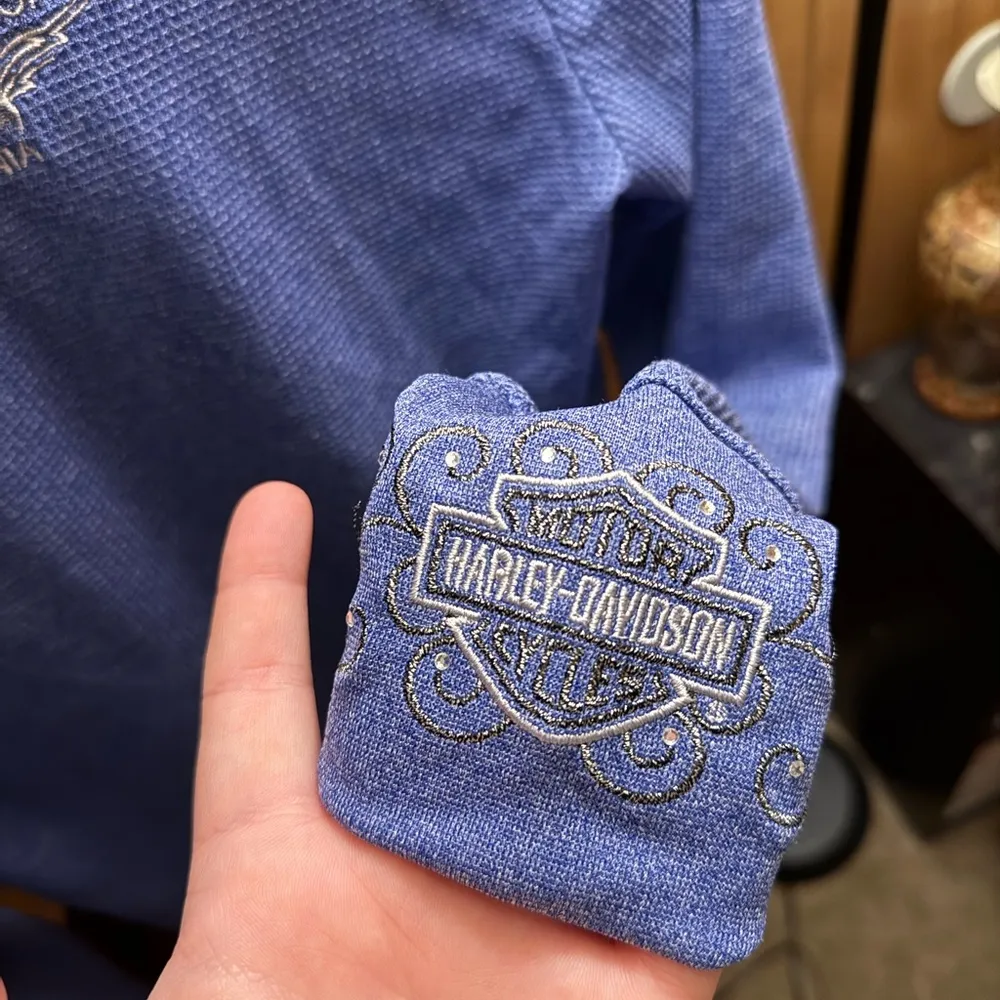 Harley-Davidson Women's Blue Logo Embroidered Waffle Knit Henley Tee Size Medium - Image 4