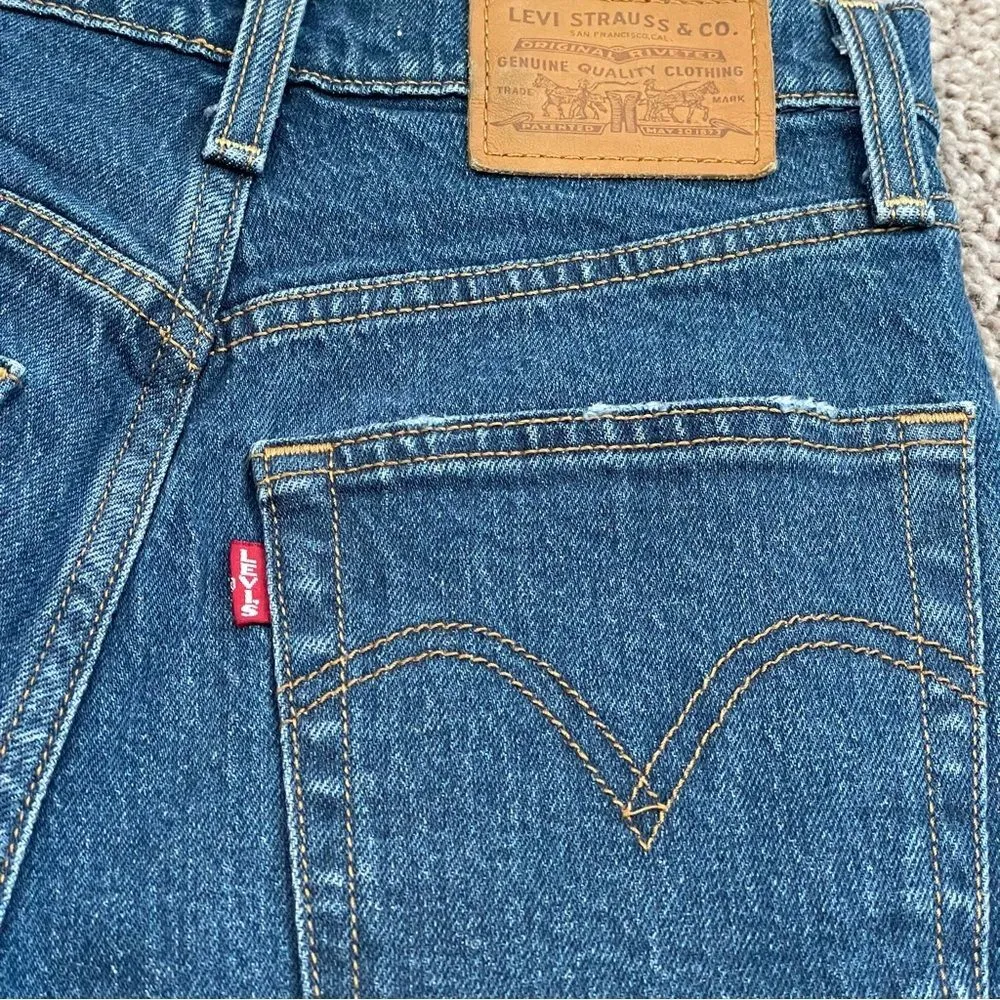 Levi’s Ribcage Premium Shorts Distressed in Medium Wash Charleston Chill Size 25 - Image 5