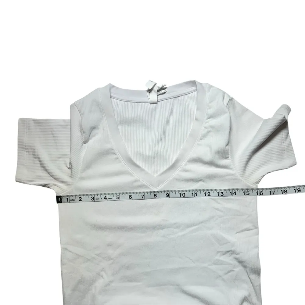Renew White Vneck Ribbed Short Sleeve Athletic Shirt Top small - Image 5