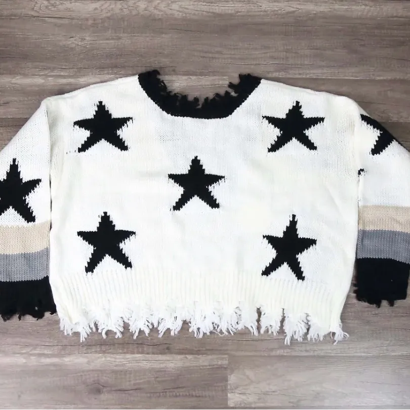 Distressed hem star print pullover sweater in ivory & black medium cropped - Image 4