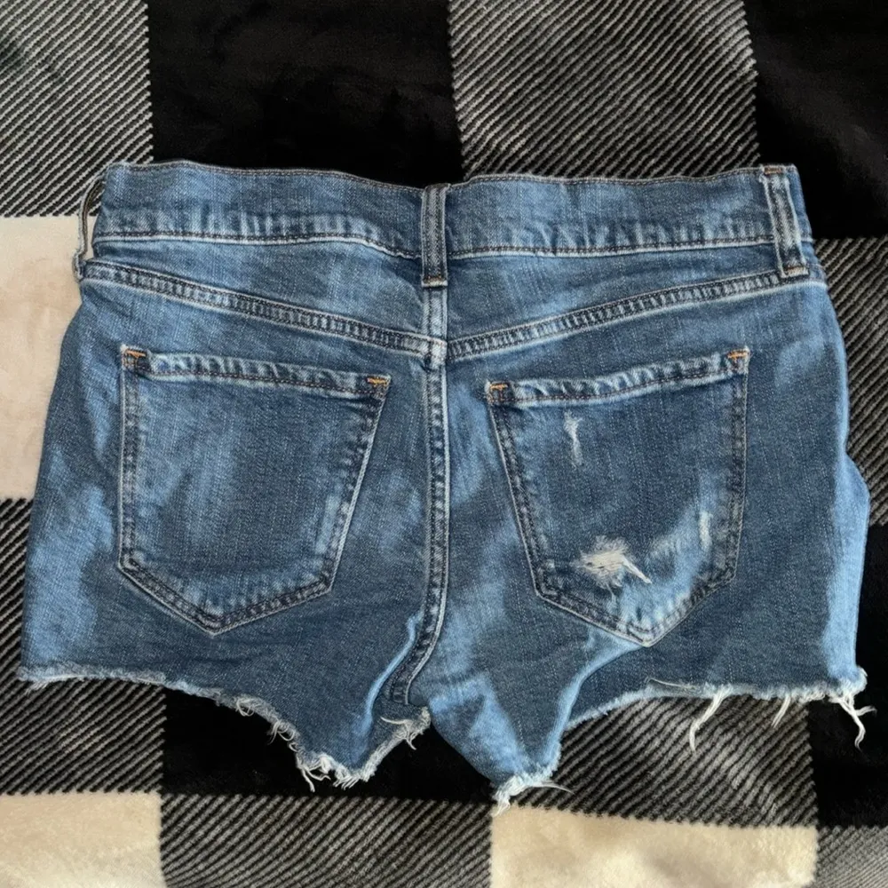 Old Navy boyfriend jean shorts size 0 - Image 2