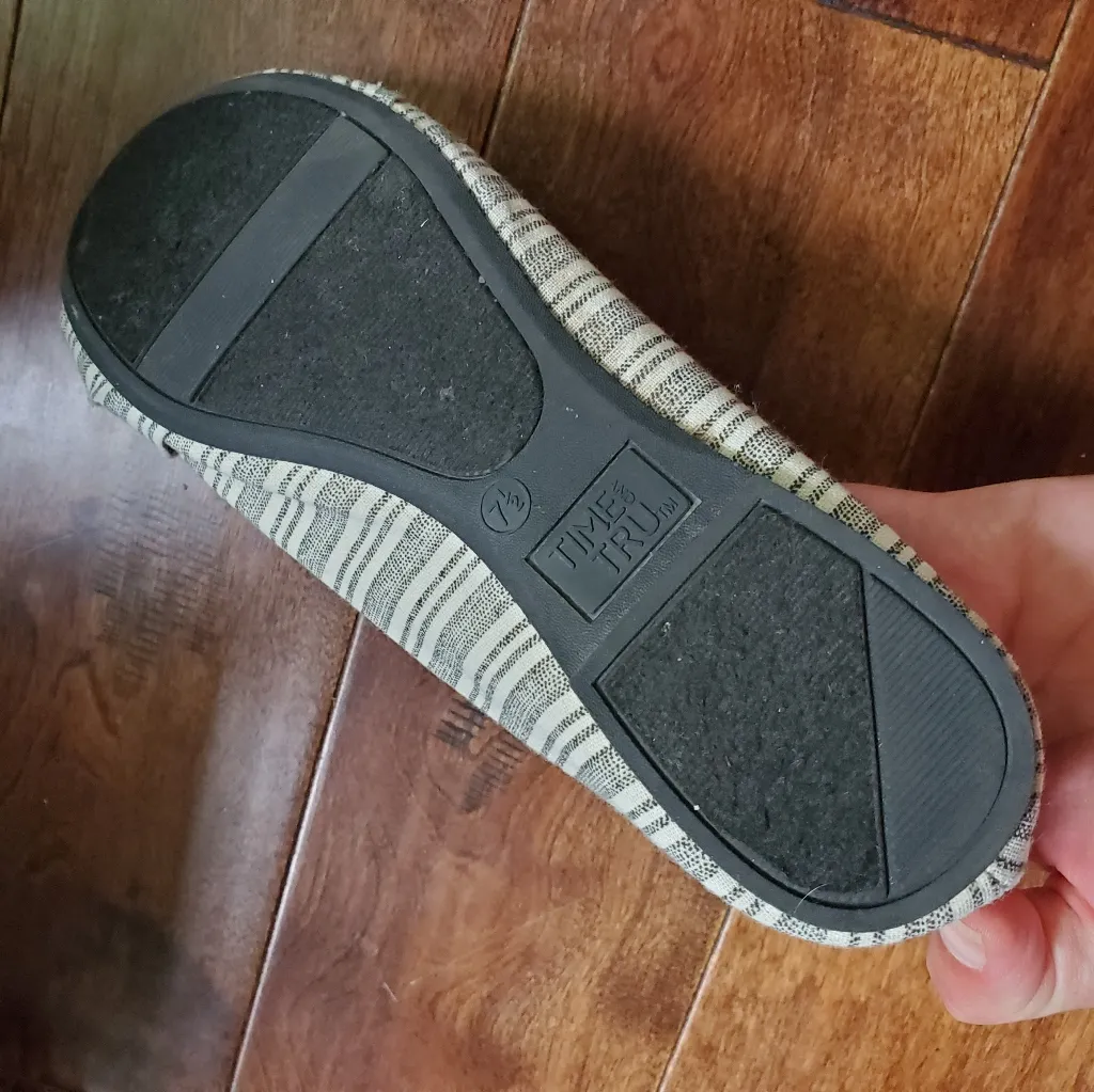 Time & tru flats size 7.5 black and white - Image 4