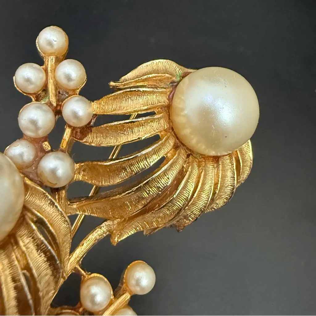 Vintage CORO Goldtone Faux Pearl Daisy Flowers Flower Bouquet Brooch Pin 23.6g. Gold - Image 9