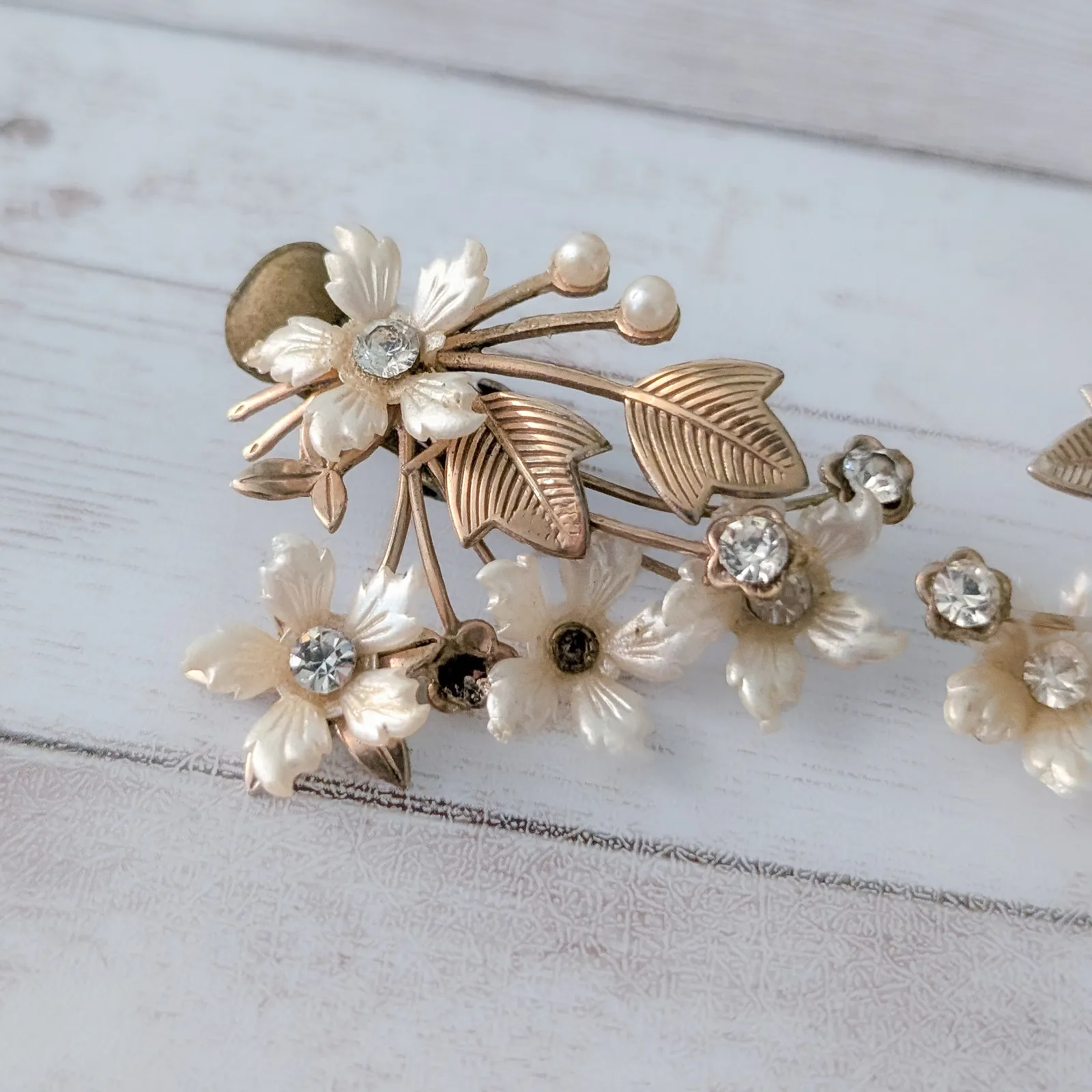 Vintage Clip On Earrings Very Large Gold Tone & Cream Flowers - Image 3