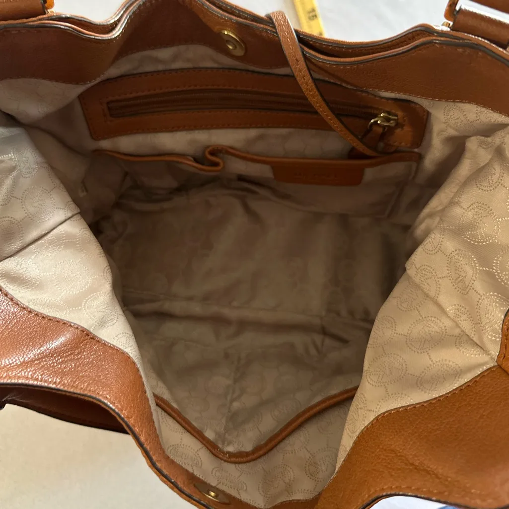 Michael Kors • Vanessa Medium Leather Shoulder Purse Gold Soft Expands Side Zip - Image 6