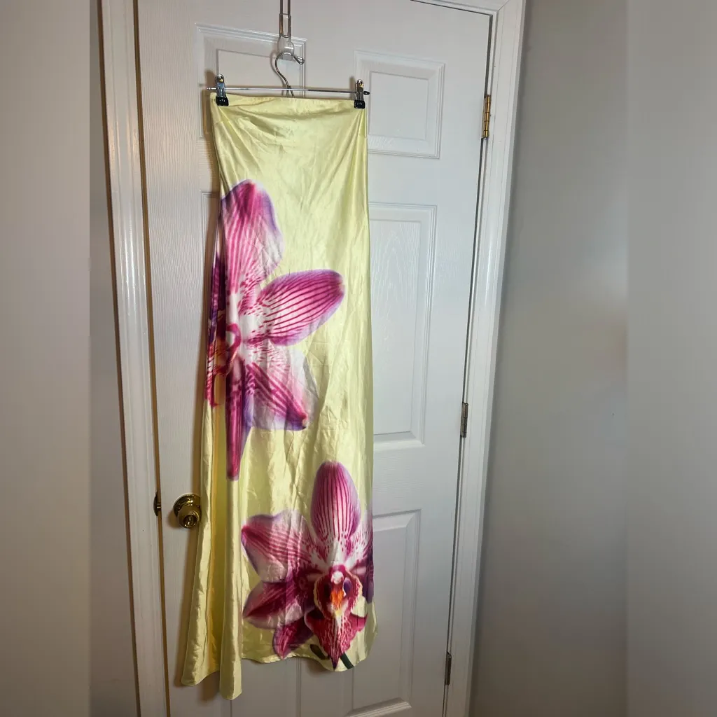 Runaway The Label Celeste Maxi Dress in Orchid Yellow - Image 4